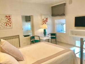a bedroom with a bed and a table and chairs at Les Lilas in Roquebrune-Cap-Martin