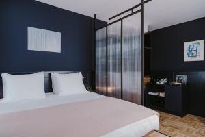 
a bedroom with a large bed and a large mirror at Supernova Hotel in Rotterdam
