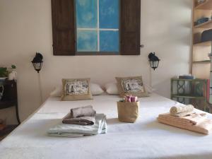 ein Schlafzimmer mit einem Bett mit Handtüchern darauf in der Unterkunft Da Sara e Paolo in Viareggio