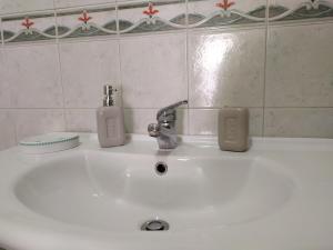 ein Waschbecken mit zwei Zahnbürsten drauf in der Unterkunft Da Sara e Paolo in Viareggio