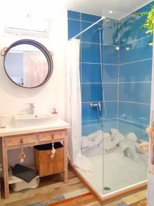 łazienka z prysznicem i umywalką w obiekcie Los Ancones Apartment w Costa Teguise