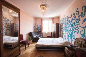 トビリシにあるSunny placeのベッド2台と鏡のある寝室