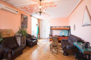 トビリシにあるSunny placeのリビングルーム(革製家具、テーブル付)