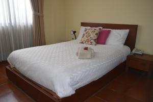 Letto o letti in una camera di Hotel Casa Kolping Quito