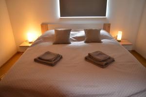 - une chambre avec un lit et 2 serviettes dans l'établissement Apartmaji Gaby, à Gozd Martuljek