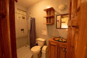 Koupelna v ubytování MYKONOS - Adult Hotel + 37 fotografií