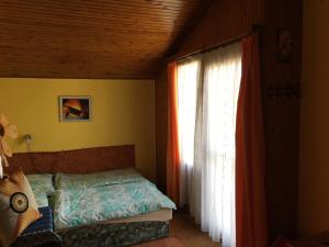 1 dormitorio con cama y ventana en Emmy Apartman, en Hajdúszoboszló