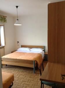 um quarto com uma cama num quarto em Verda Val em Campitello di Fassa