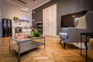 een woonkamer met een tafel en twee stoelen en een televisie bij Brand New amazing apt. In the Heart of Budapest in Boedapest