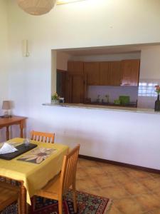 普拉亚XXL Apt w/ Surprising Gorgeous Ocean View的配有桌椅的厨房和餐厅
