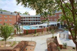 vista aerea sul cortile di un edificio con piscina di Rizzo Center, a Destination by Hyatt Hotel a Chapel Hill