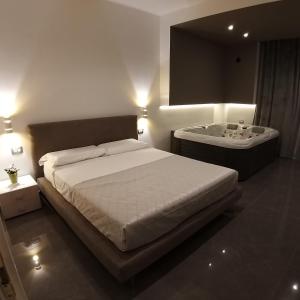 - une chambre avec un lit et une baignoire dans l'établissement B&B La Rosa Felice, à Bari
