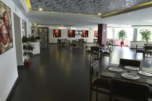 a dining room with tables and chairs in a restaurant at Hotel Atizapan in Mexico City