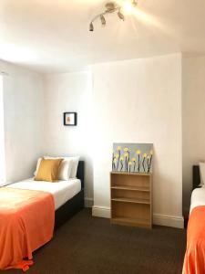a bedroom with two beds and a dresser in it at Your Nottingham Vacation, Business Apart, Parking in Nottingham