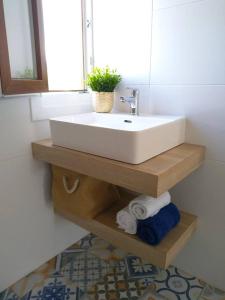 波多諾伏的住宿－Apartamento Begoña，浴室配有盥洗盆、镜子和毛巾