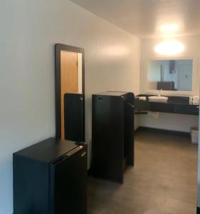 ein leeres Badezimmer mit einem Waschbecken und einem Spiegel in der Unterkunft Motel 6-Yakima, WA - Downtown in Yakima
