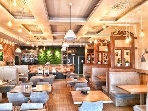 a restaurant with tables and chairs and a bar at Pensjonat Poniatowski in Suchowola