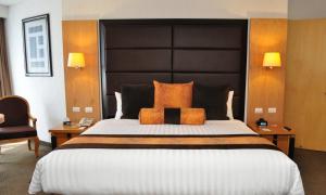 Una cama o camas en una habitación de Royal Pedregal
