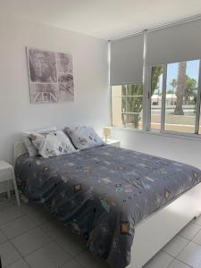Posteľ alebo postele v izbe v ubytovaní Luxury estudio en Playa Roca a primera linea del mar