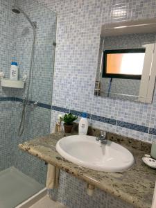 Koupelna v ubytování Luxury estudio en Playa Roca a primera linea del mar