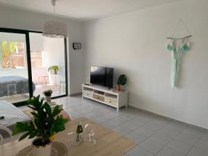 TV a/nebo společenská místnost v ubytování Luxury estudio en Playa Roca a primera linea del mar
