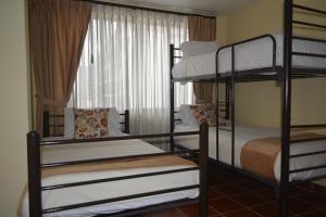 Letto o letti in una camera di Hotel Casa Kolping Quito