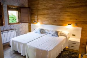 A bed or beds in a room at Lares · Cabañas Rurales