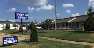 un letrero de la calle frente a un edificio en Budget Inn & Suites, en Oklahoma City