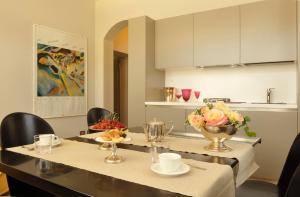 eine Küche mit einem Tisch und einer Blumenvase darauf in der Unterkunft Sopra Il Posta in SantʼOmobono Imagna