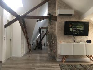 een kamer met een witte kast en een tv aan de muur bij Belles combles alsaciennes au centre de Strasbourg in Straatsburg