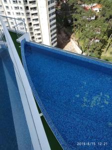 una piscina vacía en la parte superior de un edificio en EDIFICIO ACAPULCO, en Punta del Este