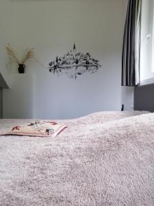 um quarto com uma cama branca e uma fotografia na parede em Gladiaterra Castle em Smrečje