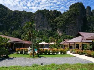 ein Resort mit einem Berg im Hintergrund in der Unterkunft AddJitResort aonang - SHA Extra Plus in Ao Nang Beach