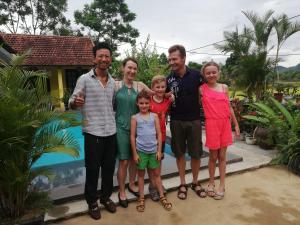 A family staying at Pepperhouse Homestay 