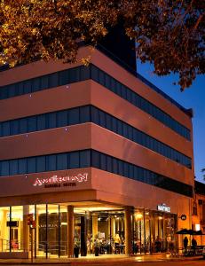 ein Geschäft vor einem Gebäude in der Nacht in der Unterkunft Amerian Rafaela Hotel in Rafaela