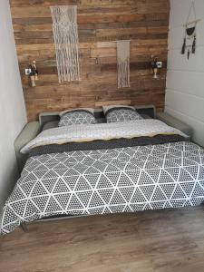 una camera da letto con un letto con testiera in legno di studi'home a Rouen