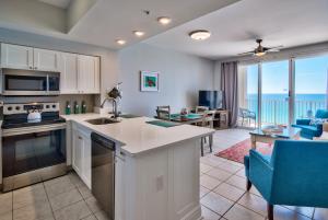 Η κουζίνα ή μικρή κουζίνα στο Majestic Sun 9th Floor Gulf Front 1 Bedroom Condo