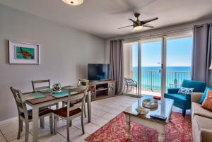 Μια τηλεόραση ή/και κέντρο ψυχαγωγίας στο Majestic Sun 9th Floor Gulf Front 1 Bedroom Condo