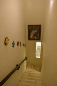 eine Treppe in einem Haus mit einem Gemälde an der Wand in der Unterkunft Casa Marisol in Cozumel