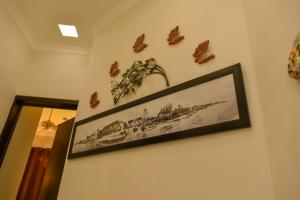 Una foto colgada en una pared con mariposas. en Casa Marisol, en Cozumel