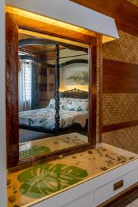- une réflexion sur un lit dans un miroir dans l'établissement Casa dela Playa (House by the Beach), à Dipolog