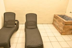 zwei leere Bänke in einem Raum mit einer Holzkiste in der Unterkunft Casa Marisol in Cozumel