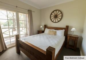 Ένα ή περισσότερα κρεβάτια σε δωμάτιο στο Pokolbin Village Estate