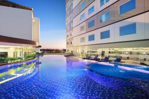 uma piscina no meio de um edifício em ASTON Kupang Hotel & Convention Center em Kupang