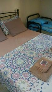 Una cama con edredón en un dormitorio en 7 stars near metro, en Atenas