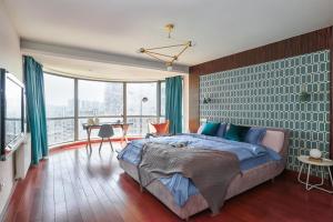【locals】three bedrooms flat next to the Zijin Mountain tesisinde bir odada yatak veya yataklar
