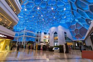 un grand centre commercial avec un plafond bleu dans l'établissement XiNing Chengxi ·Limeng Pedestrian Street·, à Xining