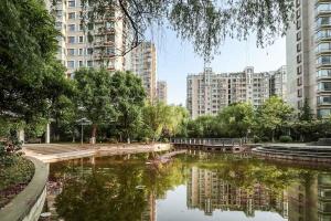 Galería fotográfica de 【locals】three bedrooms flat next to the Zijin Mountain en Nanjing