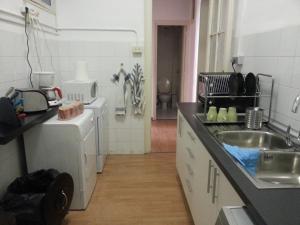 Kuchyňa alebo kuchynka v ubytovaní Fabrizzios Terrace Hostel