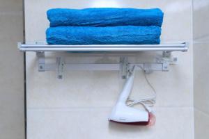 a towel rack with a hair dryer and a blue towel at Baoding Lianchi·Baoding East Station· Locals Apartment 00163450 in Baoding +23 photos